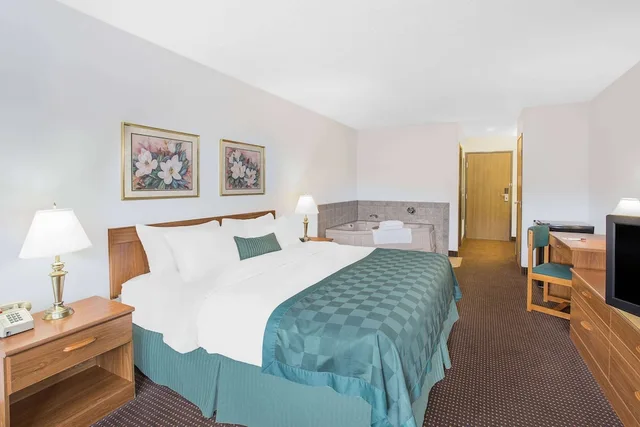 غرفة بريميوم بسرير كينج بجاكوزي، Ramada By Wyndham Hancock Waterfront 1/4