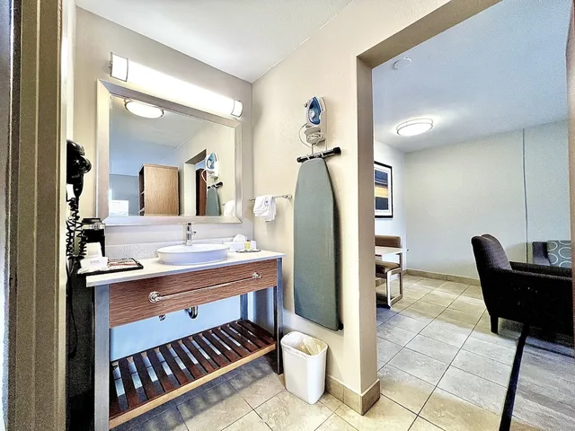 جناح بسرير كوين، Days Inn Suites By Wyndham Arlington Near Six Flags 8/8