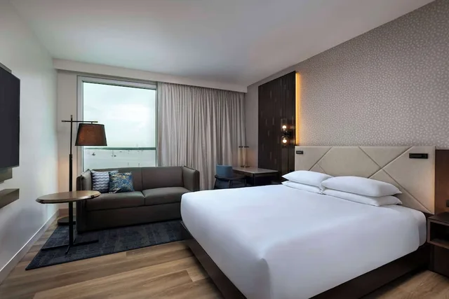 Room, King Bed, Water View، Hyatt Regency Baytown - Houston 3/5