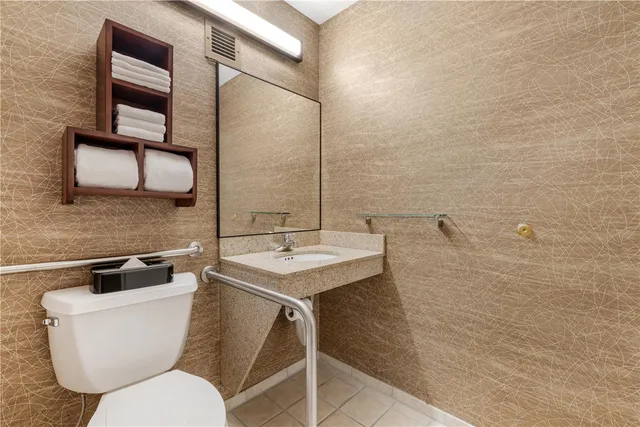 غرفة بسرير كينج بحوض استحمام لذوي الإعاقة، Best Western Fairmont 4/4