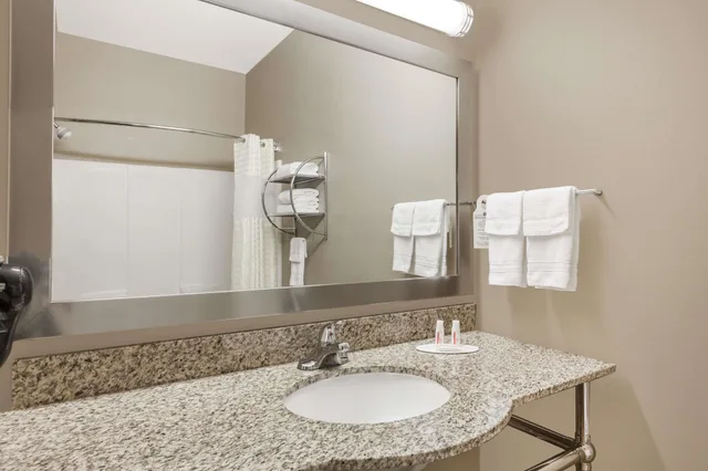 غرفة بسرير كوين لذوي الإعاقة، Days Inn And Suites Marquez 2/4