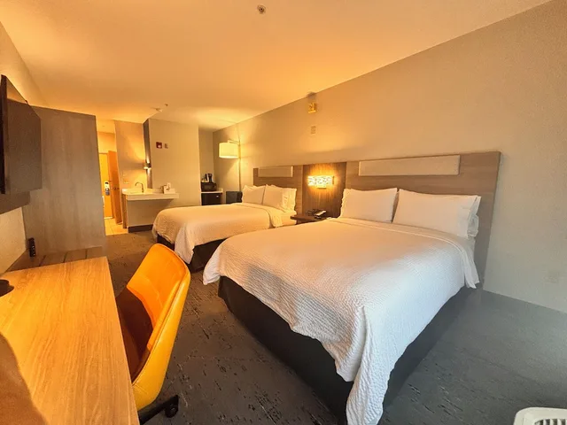 Standard, Holiday Inn Express Hotel Suites Berkeley 5/8