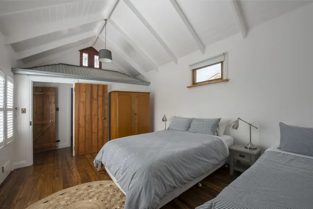 2 Bedrooms, Tower, Family, Cabin, 1 Queen and 3 Single Beds, Shared Bathroom، Beach Huts Middleton 1/4