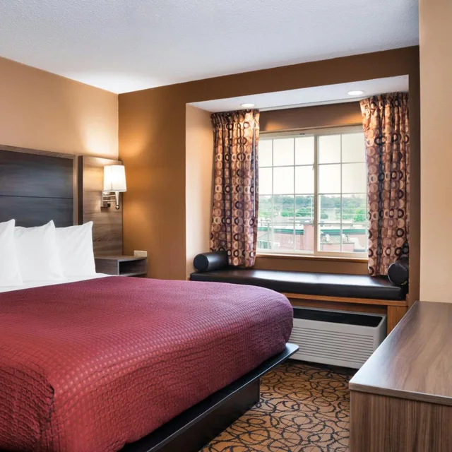 Room, King Bed, Guest Inn Pigeon Forge 1/10