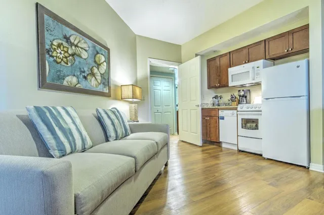 غرفة بسرير كينج بغرفة نوم واحدة مع أريكة، Club Wyndham Cypress Palms 3/5