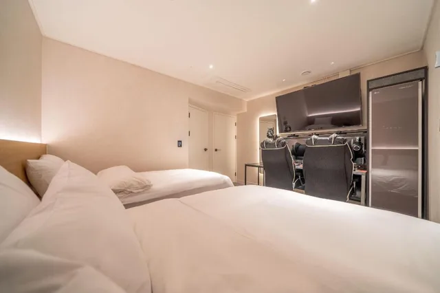 غرفة بريميوم بسريرين منفصلين وسرير مزدوج وسرير فردي، Hotel K 1/3