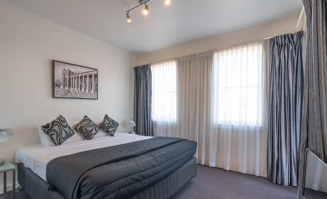 Mixed Dorm, Apartment, Queen Bed, Shared Bathroom، Carlton Clocktower Apartments 1/4