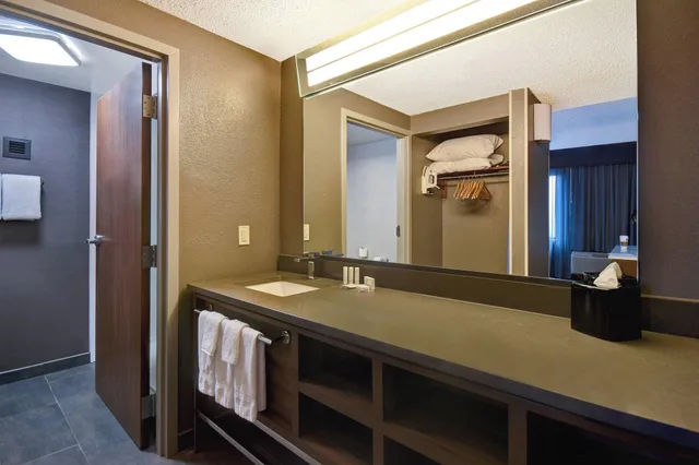 جناح بشرفة بغرفة نوم واحدة لذوي الإعاقة، Courtyard by Marriott Cincinnati Airport 3/5
