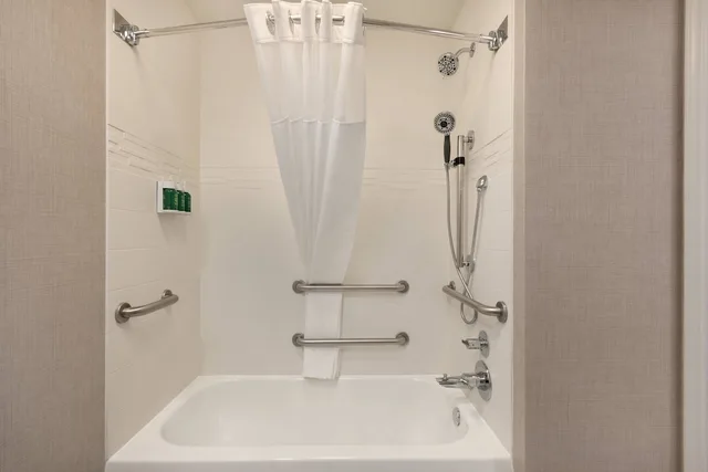 جناح بسرير كوين بغرفة نوم واحدة مع أريكة لذوي الإعاقة، Residence Inn By Marriott West Springfield 2/2