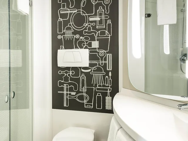 Standard, 1 Double and 1 Single Bed, Ibis Paris La Defense Courbevoie 5/6