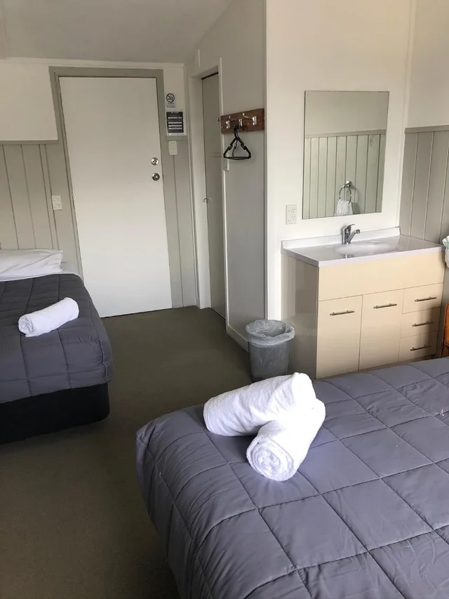 Room, 1 Queen and 1 Single Bed, Kings Ohakune 4/5