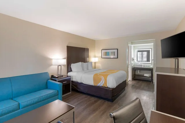جناح بسرير كوين، Quality Inn & Suites Camarillo-Oxnard 2/3