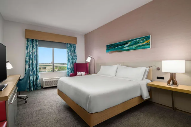 1 Bedroom, Suite, King Bed, Scenic View, Sofa، Hilton Garden Inn Millenia Near Universal Orlando Resort 2/6