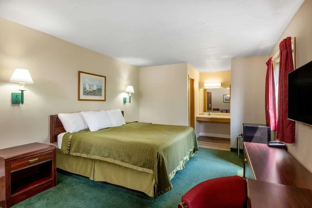 غرفة بسرير كينج لذوي الإعاقة، Travelodge by Wyndham Spirit Lake/Okoboji 2/3