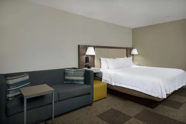 استوديو بسرير كينج مع أريكة لذوي الإعاقة، Hampton Inn and Suites Rogers 1/6