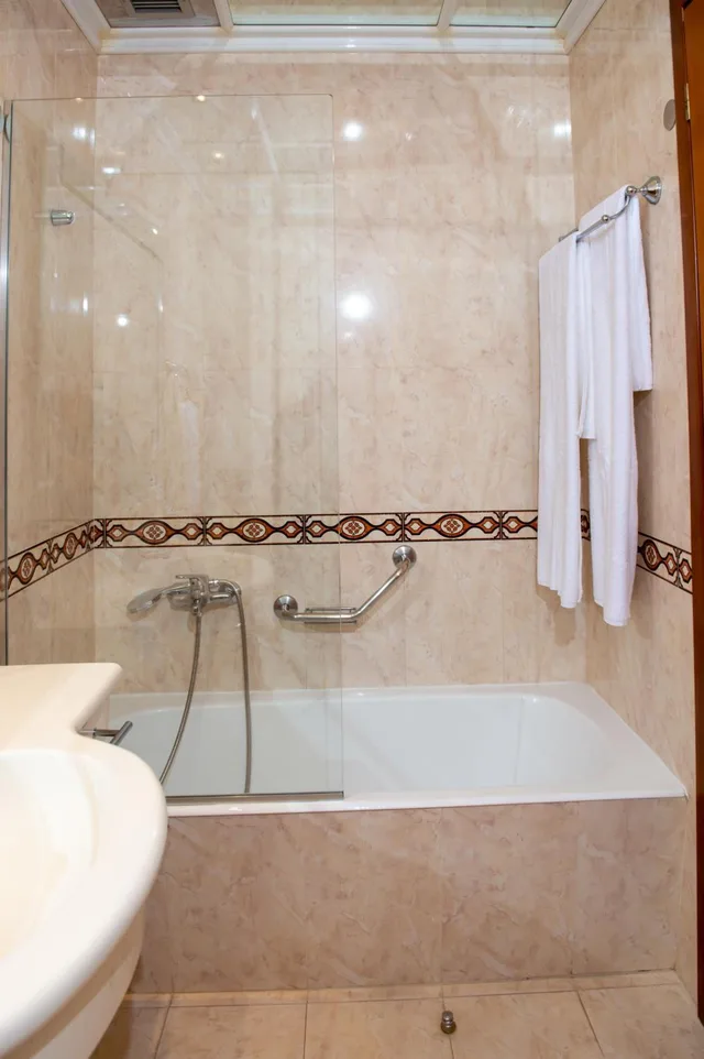 جناح جونيور، PATRAS PALACE HOTEL 5/7