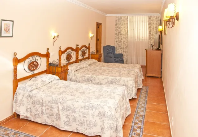 غرفة ثلاثية بثلاثة أسرّة بحوض جاكوزي، Santo Domingo De Silos Hotel 1/1