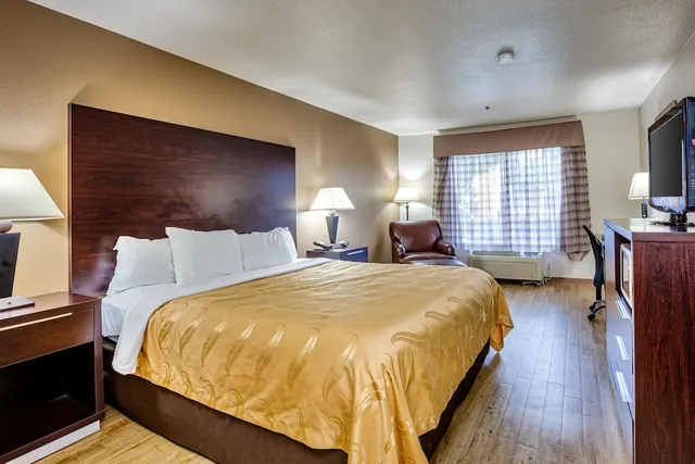Efficiency, King Bed, Accessible، Quality Inn near Six Flags Discovery Kingdom - Napa Valley 1/3