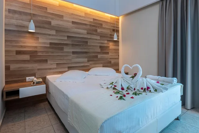 غرفة ثلاثية، Olympia Hotel 2/10