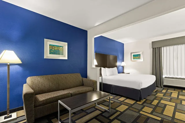 جناح بسرير كينج مع أريكة، Best Western Galleria Inn & Suites Houston 2/3