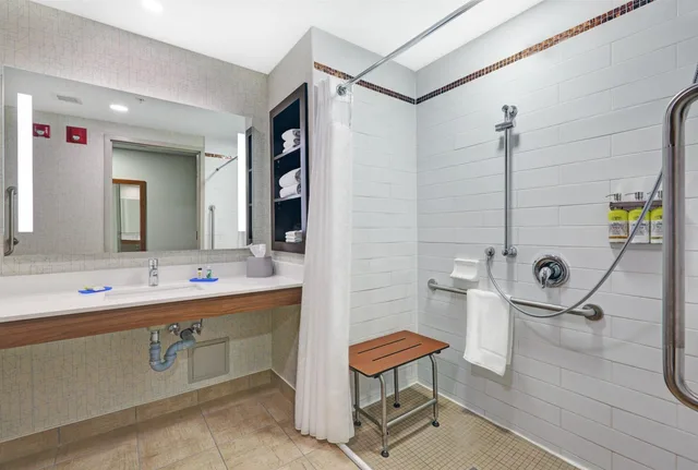 غرفة قياسية بسرير كينج وسريرين كوين لذوي الإعاقة، Holiday Inn Express Hotel Suites Woodstock South 4/6