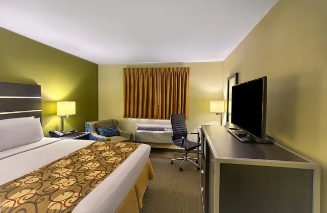غرفة بسرير كوين لذوي الإعاقة، Country Hearth Inn Knightdale Raleigh 2/5