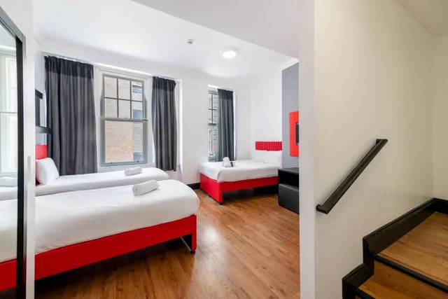 غرفة رباعية بسريرين مزدوجين، easyHotel Newcastle City Centre 2/2