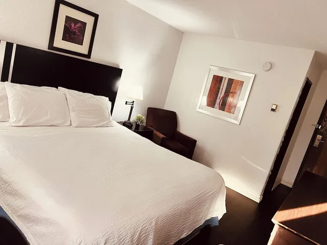 غرفة بسرير كينج لذوي الإعاقة، Travelodge By Wyndham Valleyfair Shakopee 1/7