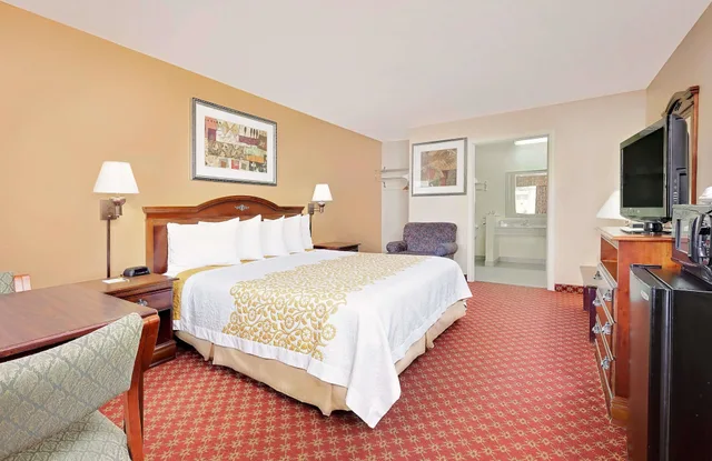 غرفة بسرير كينج لذوي الإعاقة، Days Inn by Wyndham Paris 4/5