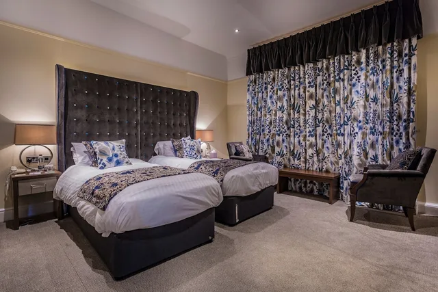 Deluxe, Twin Beds, The Golden Fleece Hotel 1/4