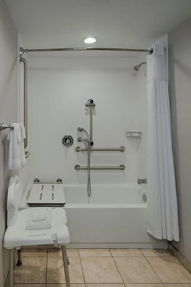 غرفة بسرير كوين لذوي الإعاقة، Courtyard By Marriott Springfield Downtown 6/7