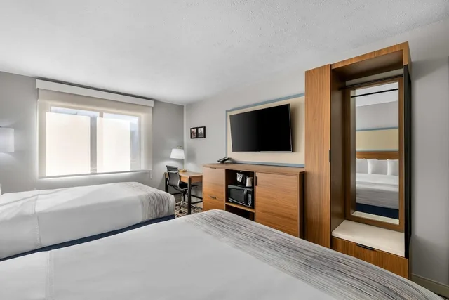 غرفة بسريرين كوين لذوي الإعاقة، AmericInn by Wyndham Delafield 3/10