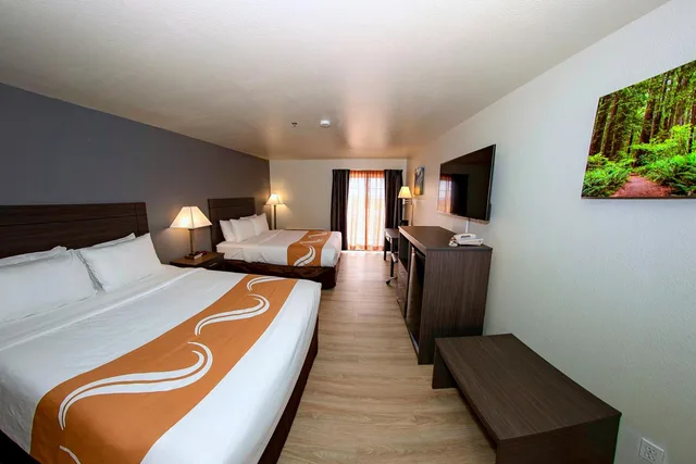 غرفة بسريرين كوين بشرفة، Quality Inn & Suites Crescent City Redwood Coast 2/6