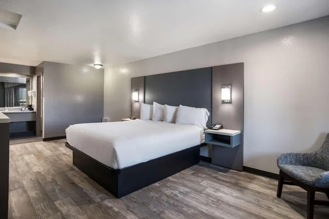 غرفة بسرير كينج بحوض استحمام لذوي الإعاقة، SureStay Hotel by Best Western Ukiah 2/8