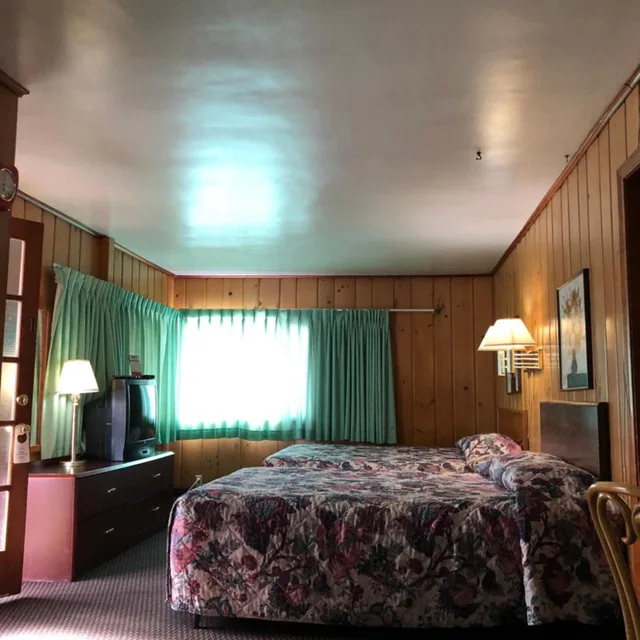 غرفة ثلاثية بإطلالة على البحيرة، Sun 'n Snow Motel 2/10