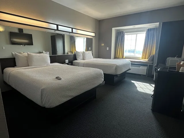 غرفة بسريرين كوين بإطلالة على النهر، Microtel Inn Suites By Wyndham Quincy 4/7