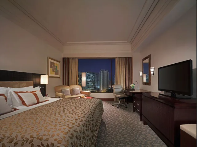 Deluxe, King Bed, Garden View, EDSA Shangri-La Manila 3/4