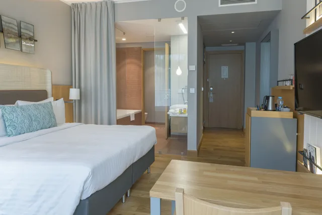 غرفة سوبيريور بسرير كينج بإطلالة على البحر بشرفة، Sopot Marriott Resort and Spa 6/9
