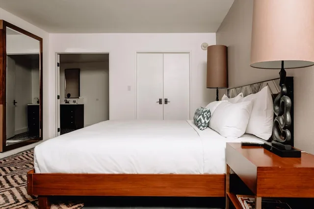 غرفة بسرير كينج، V Capri Palm Springs, a Dolce by Wyndham 4/5