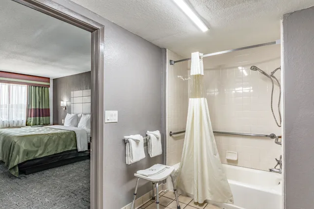 غرفة بسرير كينج لذوي الإعاقة، Quality Inn I-10 East near Frost Bank Center 4/4