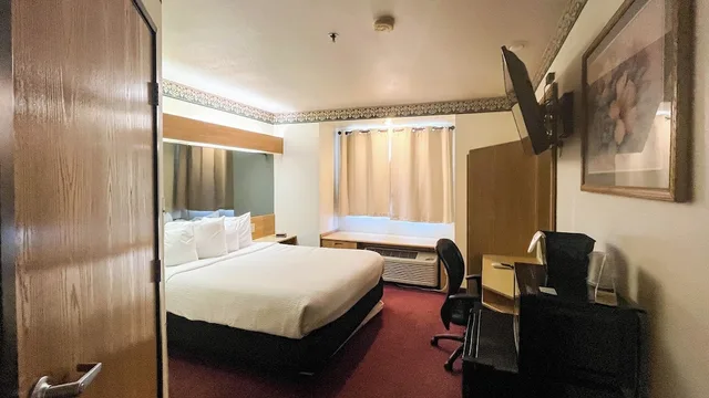 1 Queen Bed - Non-Smoking, Micfridge، Motel6 Brush CO 2/5
