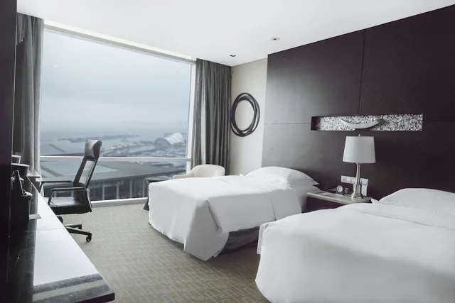 غرفة كلاسيكية بسريرين مزدوجين بإطلالة على البحر مع دخول صالة النادي، INTERCONTINENTAL QINGDAO 3/7