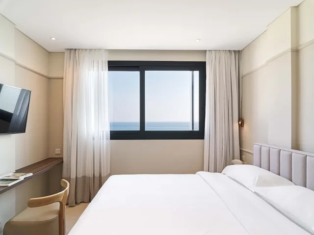 جناح عائلي بسريرين منفصلين مع أريكة، LIV Mackenzie Beach Suites 1/5
