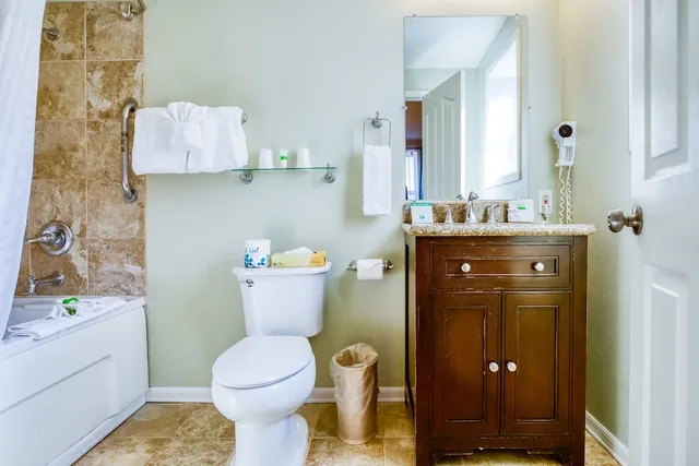 1 Bedroom, Spa, Suite, Queen Bed, Sofa، Inn at the Prom 3/4