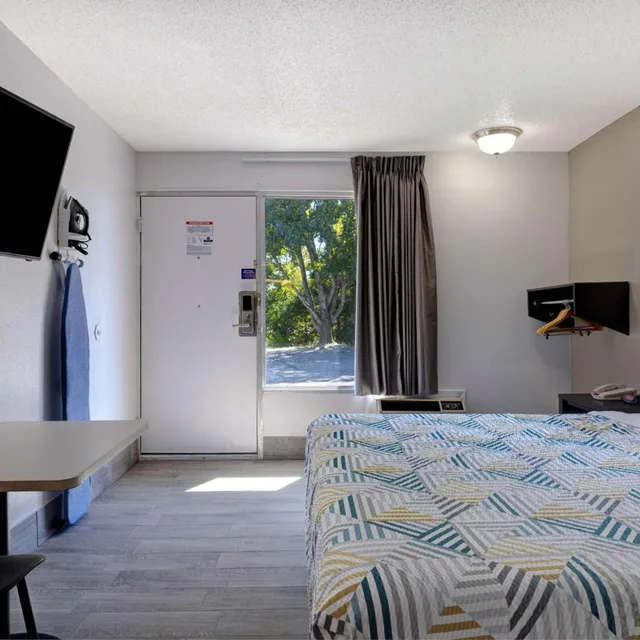 غرفة بسرير كينج، Motel 6 Branson West Silver Dollar City 7/10