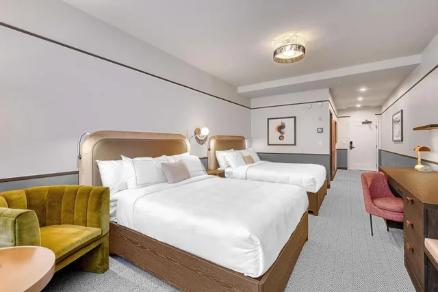 غرفة قياسية بسرير كينج، The Westley Calgary Downtown, Tapestry Collection by Hilton 1/2