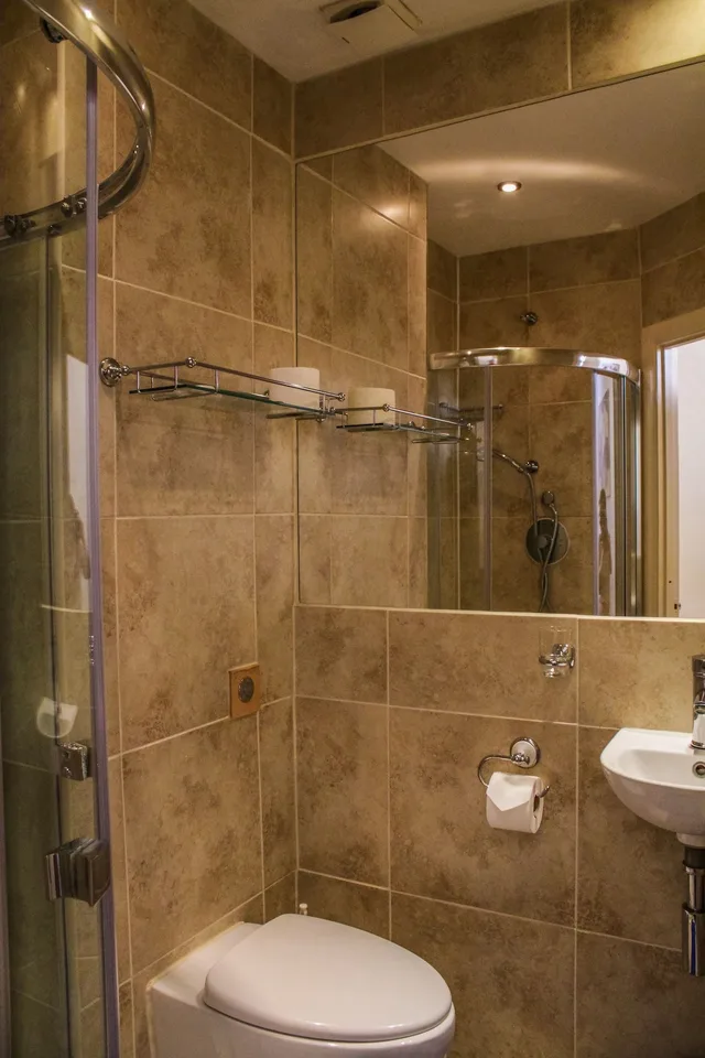 Adjoining, Family, 1 Double and 3 Single Beds, Private Bathroom، Blades Hotel 2/2