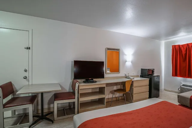 غرفة بسرير كينج لغير المدخنين بمطبخ، Motel6 Pasadena, TX 1/1
