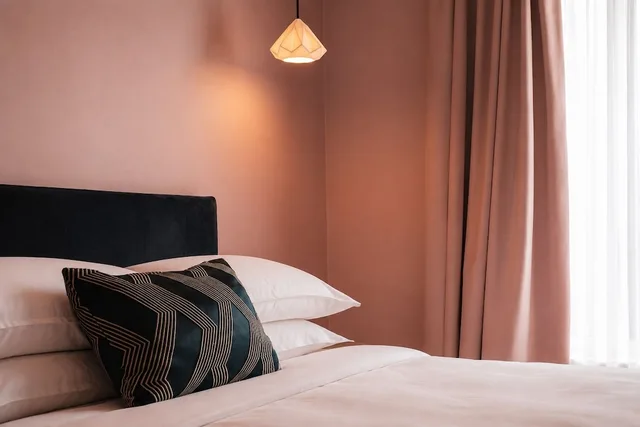 غرفة سوبيريور بسرير كوين، L Hotel 3/4
