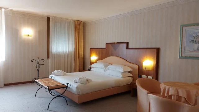 جناح جونيور رباعي، Phi Astoria 1/4